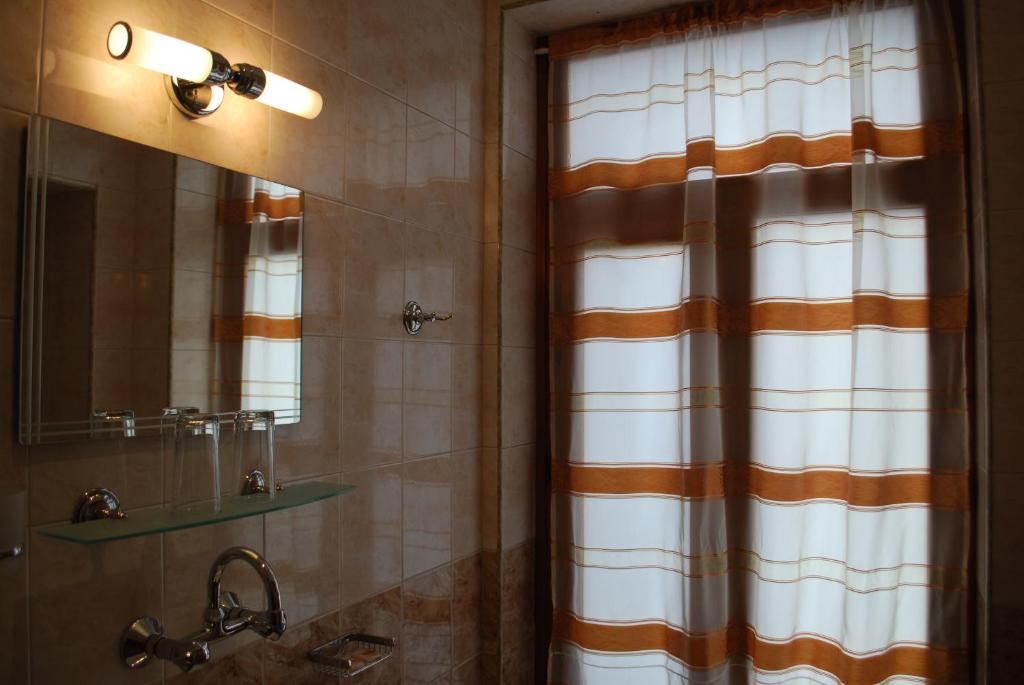 Семеен Хотел "Булаир" ブルガス 部屋 写真
